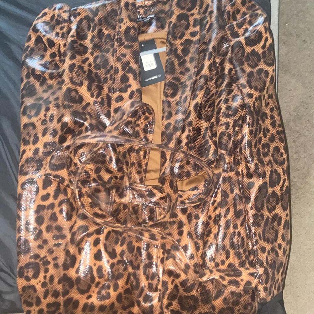 BRAND NEW, never worn, size medium